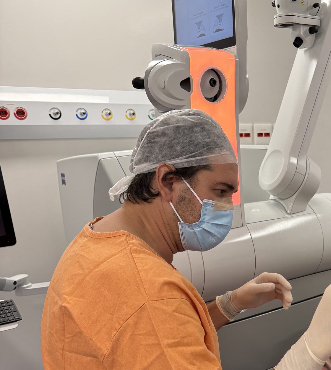 Dr. Hallim Féres Neto no centro cirúrgico, ao lado do laser